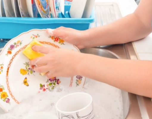 Lavar pratos, limpar, varrer e dobrar roupas prolonga a vida de acordo com o estudo.