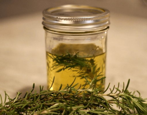 Modo fácil e prático de fazer óleo de alecrim caseiro