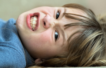 Pare o ataque de raiva de uma criança com uma pergunta: Ela age como uma varinha mágica!