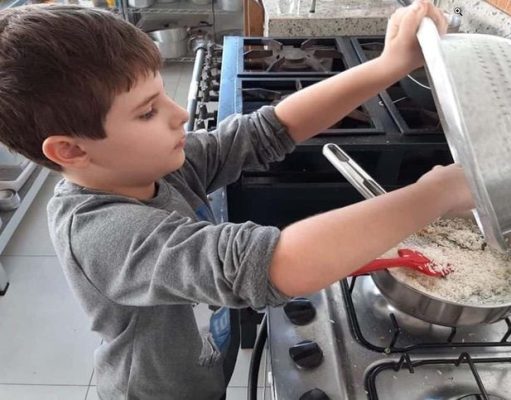 Mãe ensina o filho de 10 anos a cozinhar para que ele nunca exija da esposa: “Ele tem que aprender”