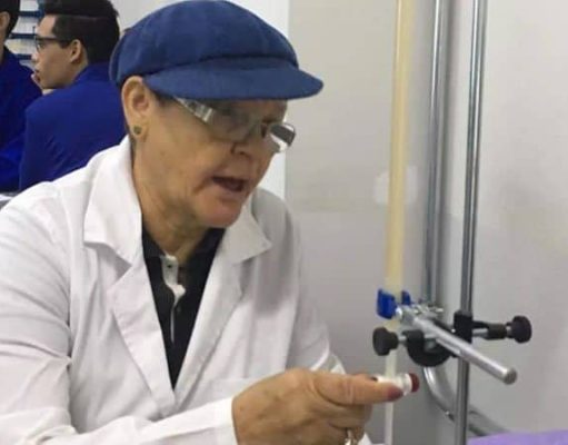 Senhora proibida de estudar realiza o sonho de cursar engenharia aos 70 anos