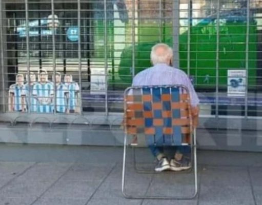 Vovô que assistia aos jogos da Copa na tela de uma loja ganha uma televisão de presente